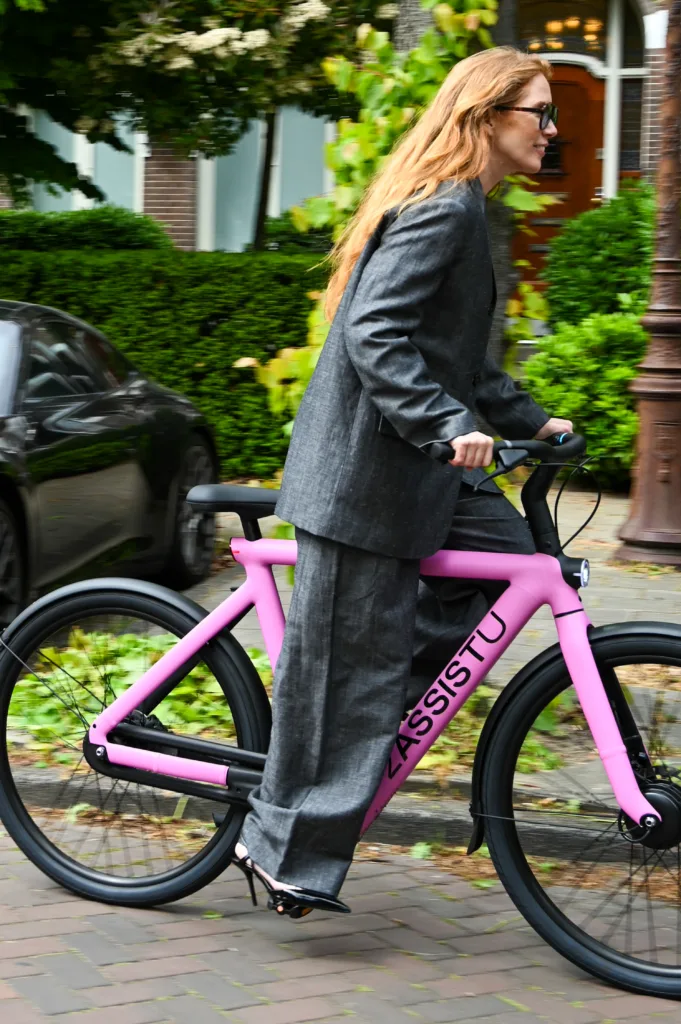 Een vrouw die aan het fietsen is.