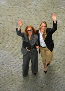 Twee vrouwen die aan het zwaaien zijn